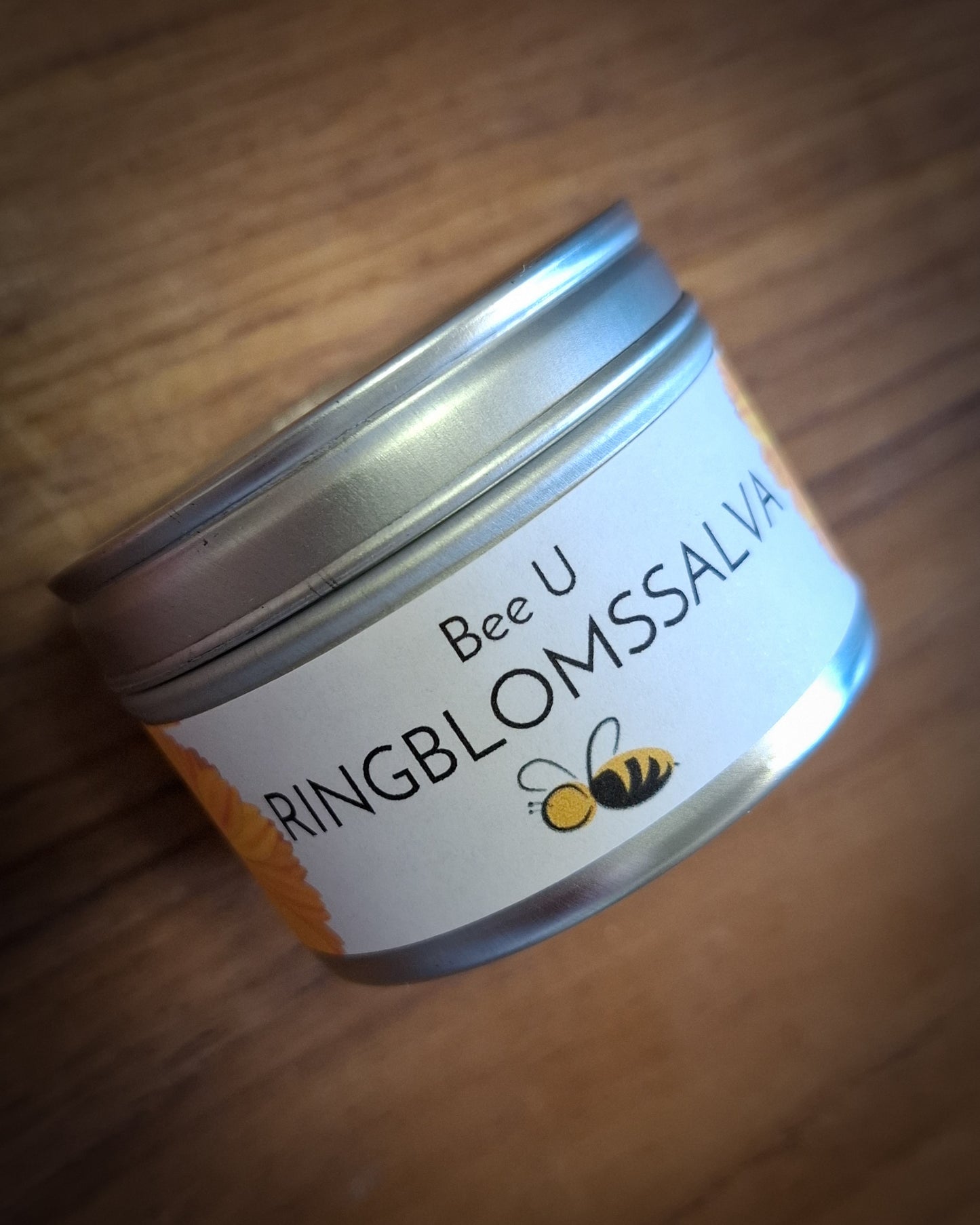 Bivaxsalva - Ringblomssalva, framsida på trädbakgrund