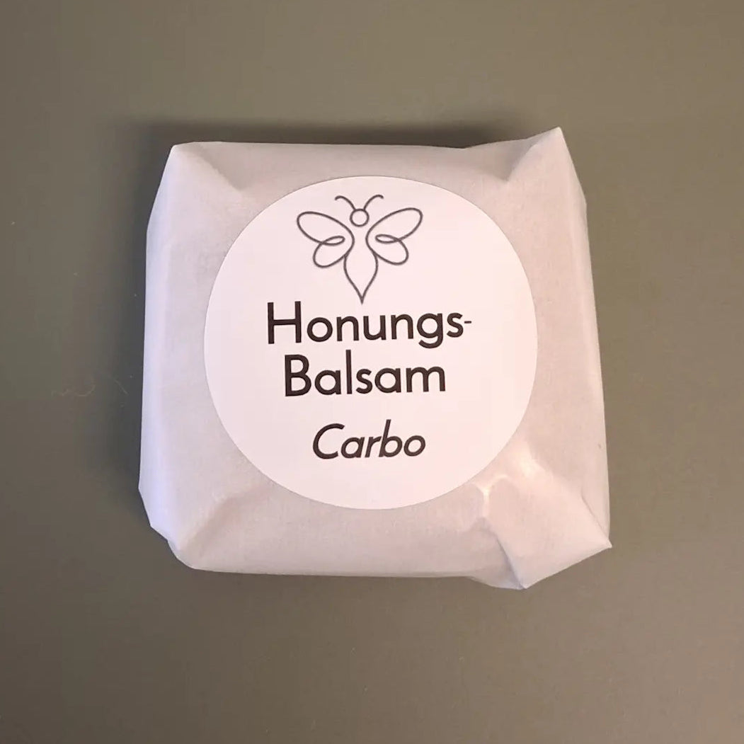 Balsamkaka Carbo från EneboBee inslagen i vit pappersförpackning.
