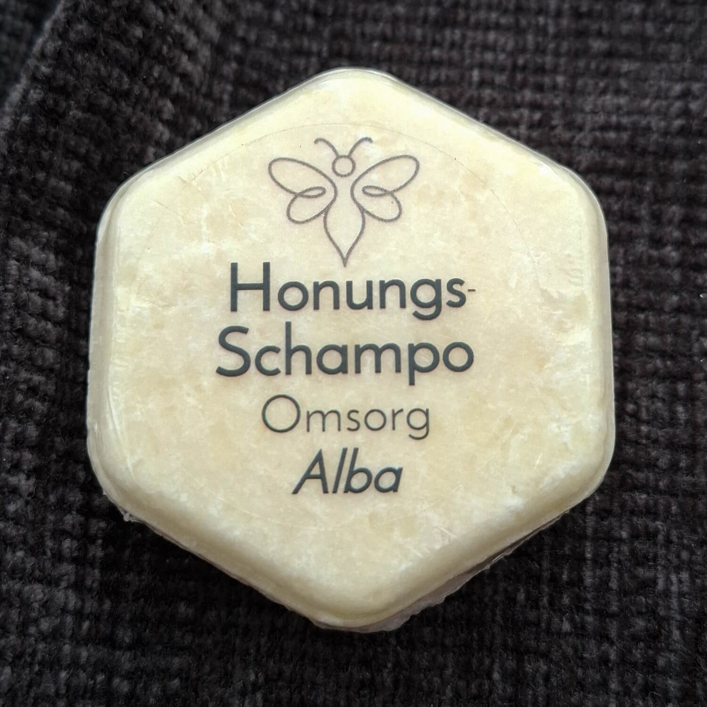 EneboBees HonungsSchampo, Omsorg, med doften Alba i transparent förpackning.