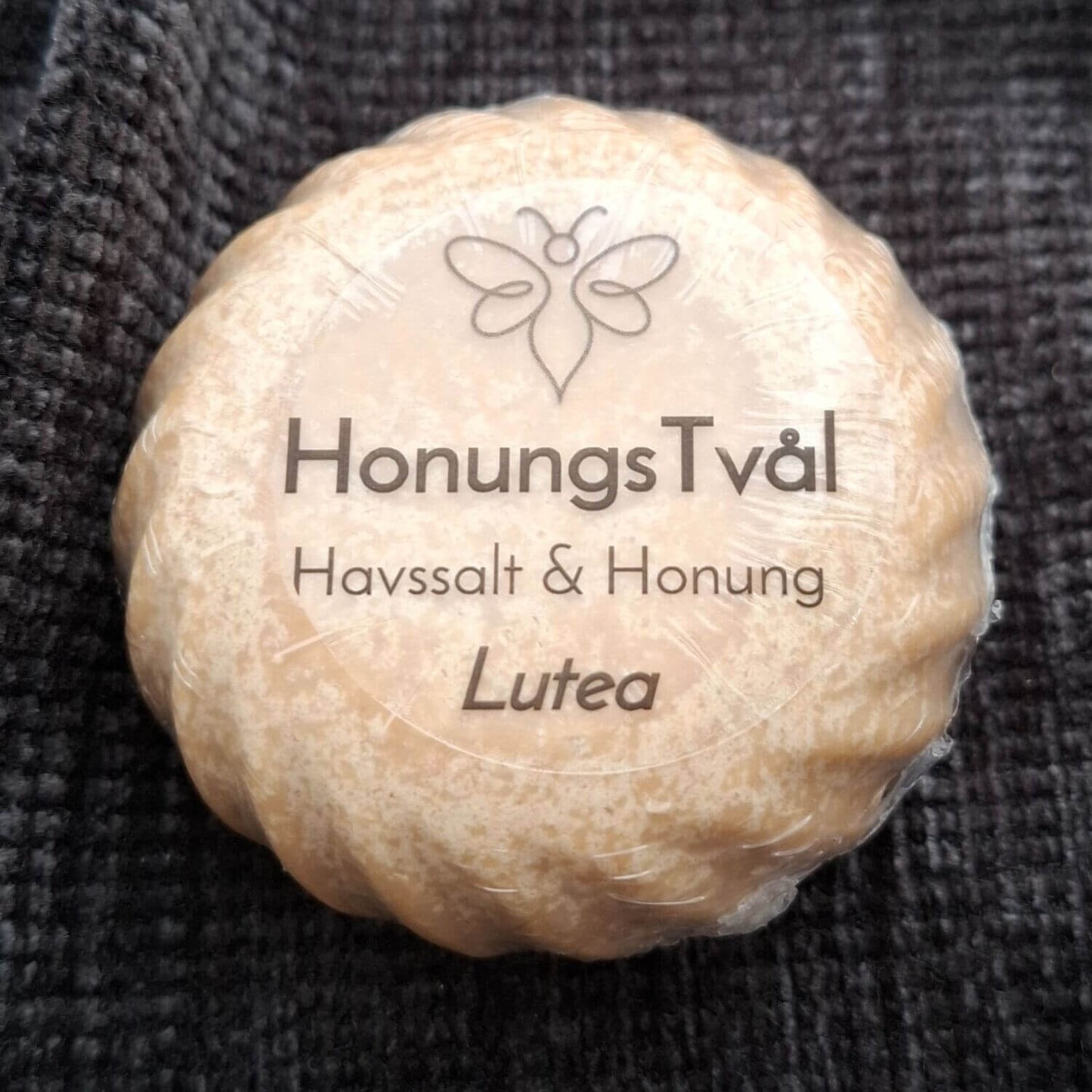 EneboBees HonungsTvål med havssalt i doften Lutea i sin förpacking.