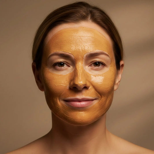 EneboBees lermask med honung, Lyster applicerad på ett kvinnoansikte.