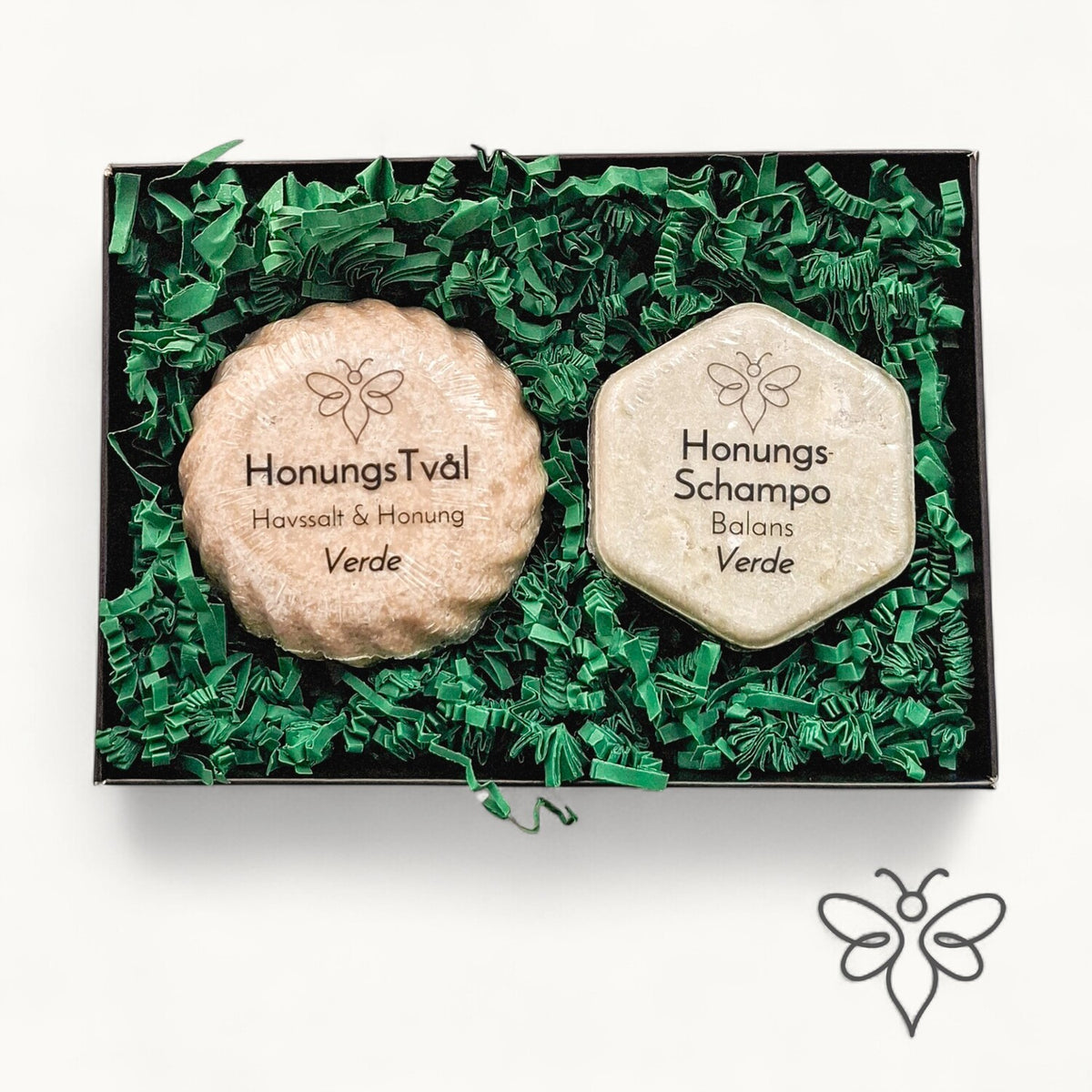Presentkit, Verde, med honungstvål och schampokaka från EneboBee i svart ask med grönt fyllnadsmaterial.