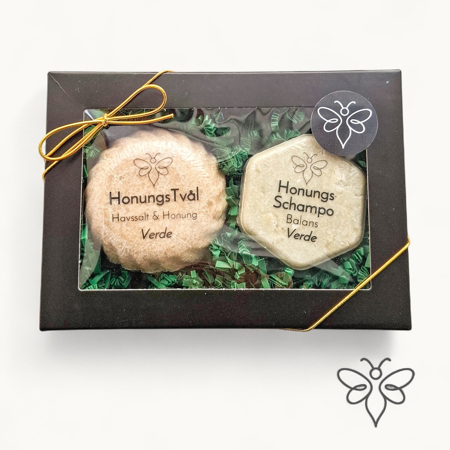 Stängd presentask, Verde, med honungstvål och schampokaka från EneoBee, svart ask med fönster och guldsnöre.