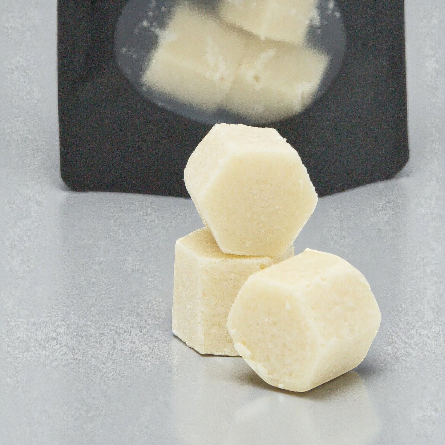 Närbild på EneboBee SaltSkrubb Pepparmint – handgjorda exfolierande hexagonkuber med bivax och mintdoft.