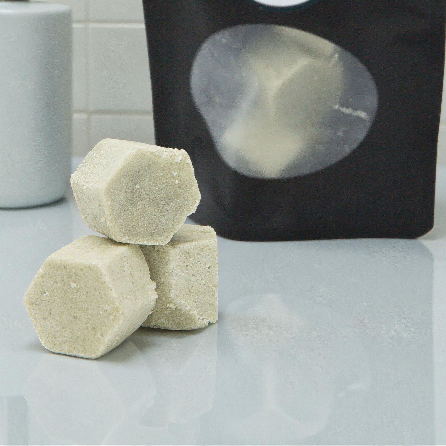 Närbild på EneboBee SaltSkrubb Rosmarin – handgjorda exfolierande hexagonkuber med bivax och rosmarindoft.