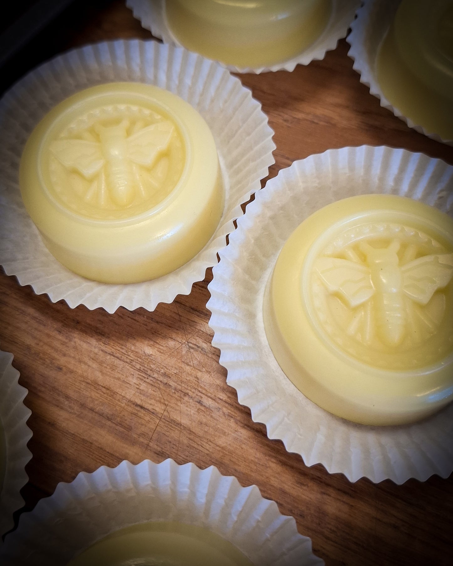 Hudkrämskakor – Lotion Bars i formar, redo att packas i burk