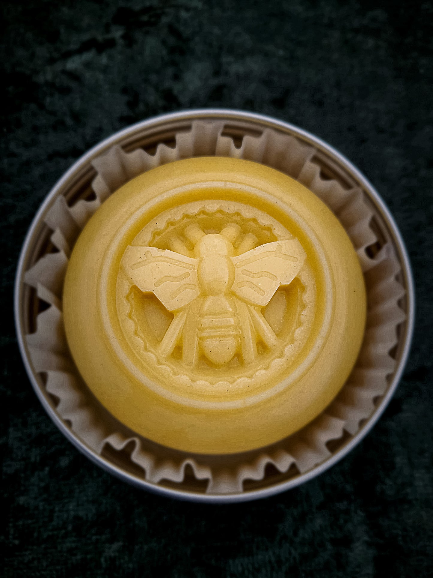 Hudkrämskaka – Lotion Bar, i öppnad aluminiumburk