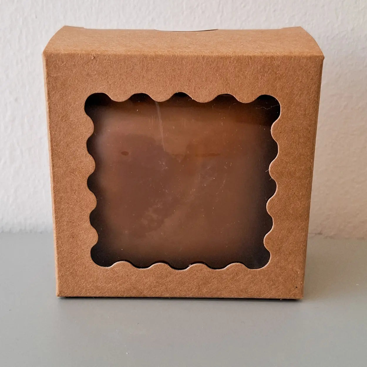 Balsamkaka Rubra från EneboBee i naturfärgad presentask med fönster.