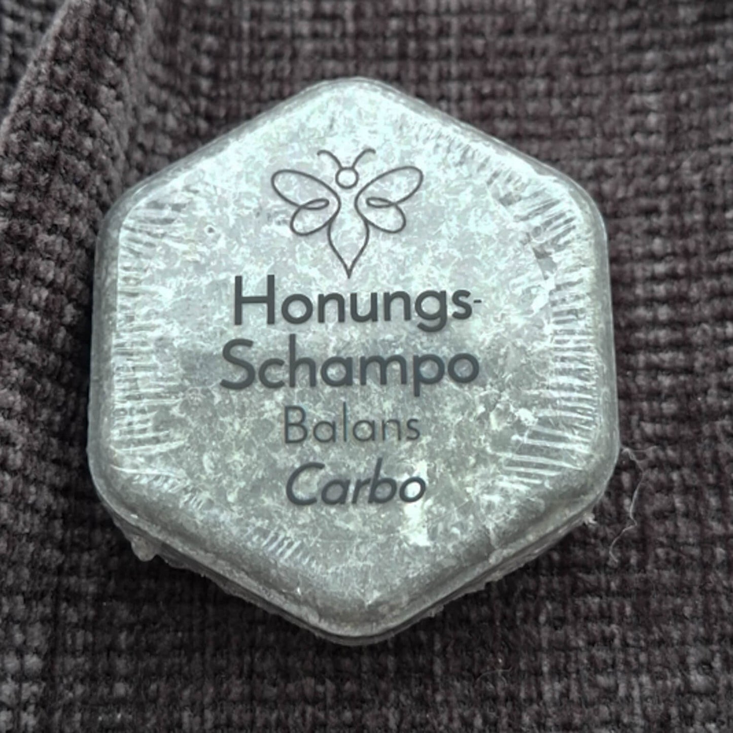 EneboBees HonungsSchampo, Balans, med doften Carbo i transparent förpacnking.