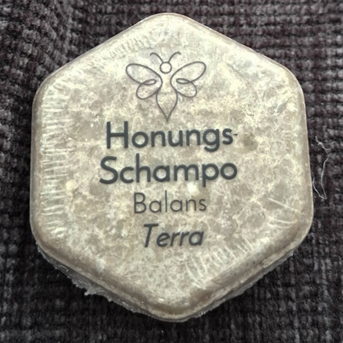 EneboBees HonungsSchampo, Balans, med doften Terra i transparent förpackning.