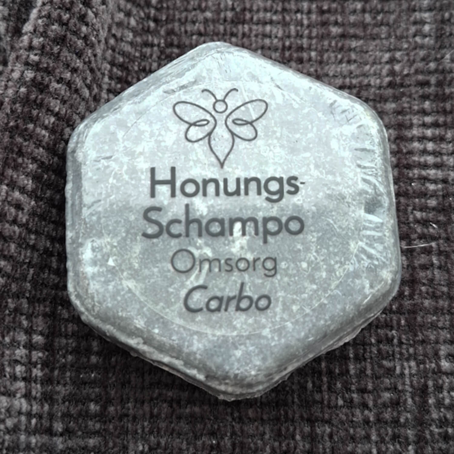 EneboBees HonungsSchampo, Omsorg, med doften Carbo i transparent förpackning.