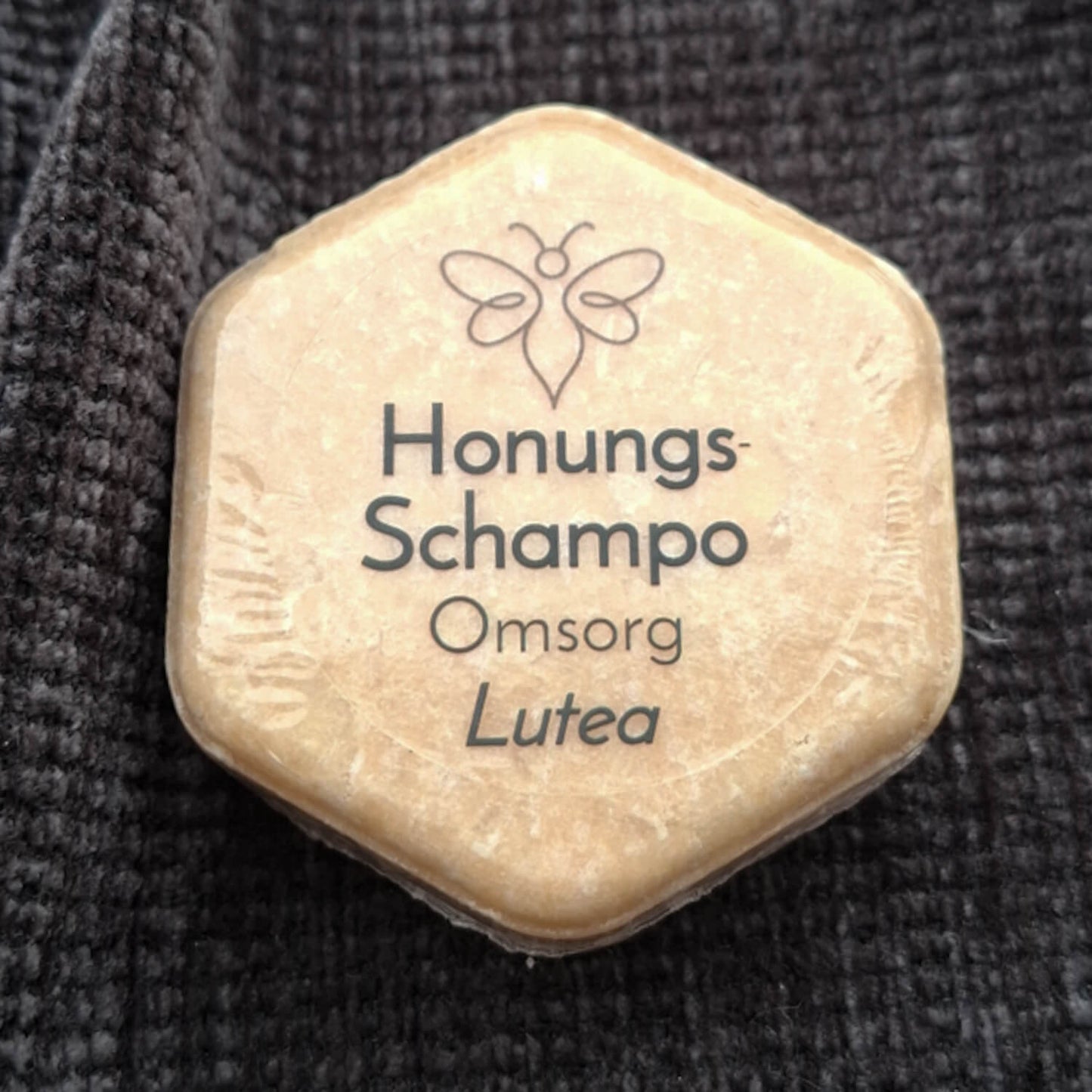 EneboBees HonungsSchampo, Omsorg, med doften Lutea i transparent förpackning.