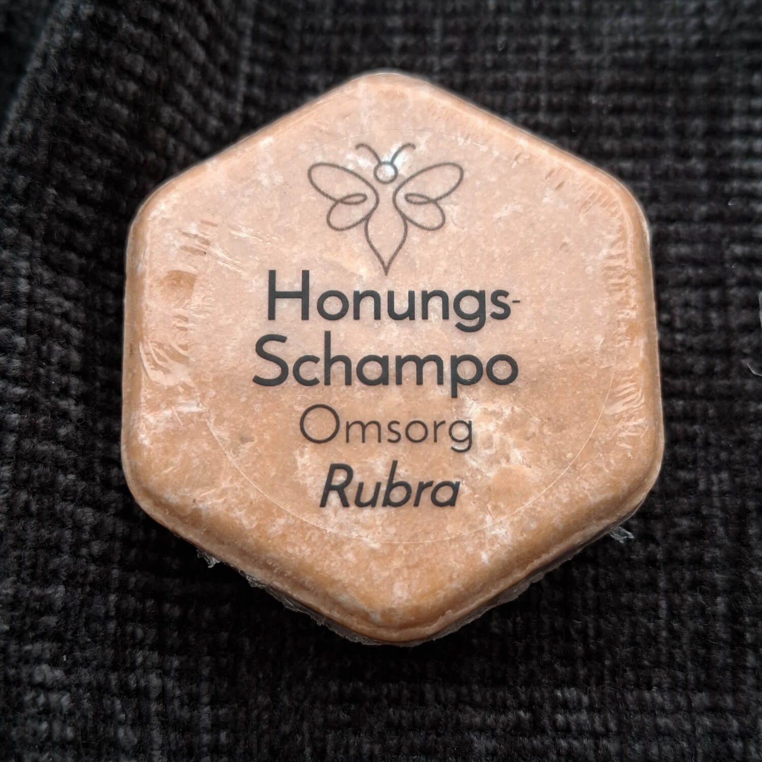 EneboBees HonungsSchampo, Omsorg, med doften Rubra i transparent förpackning.