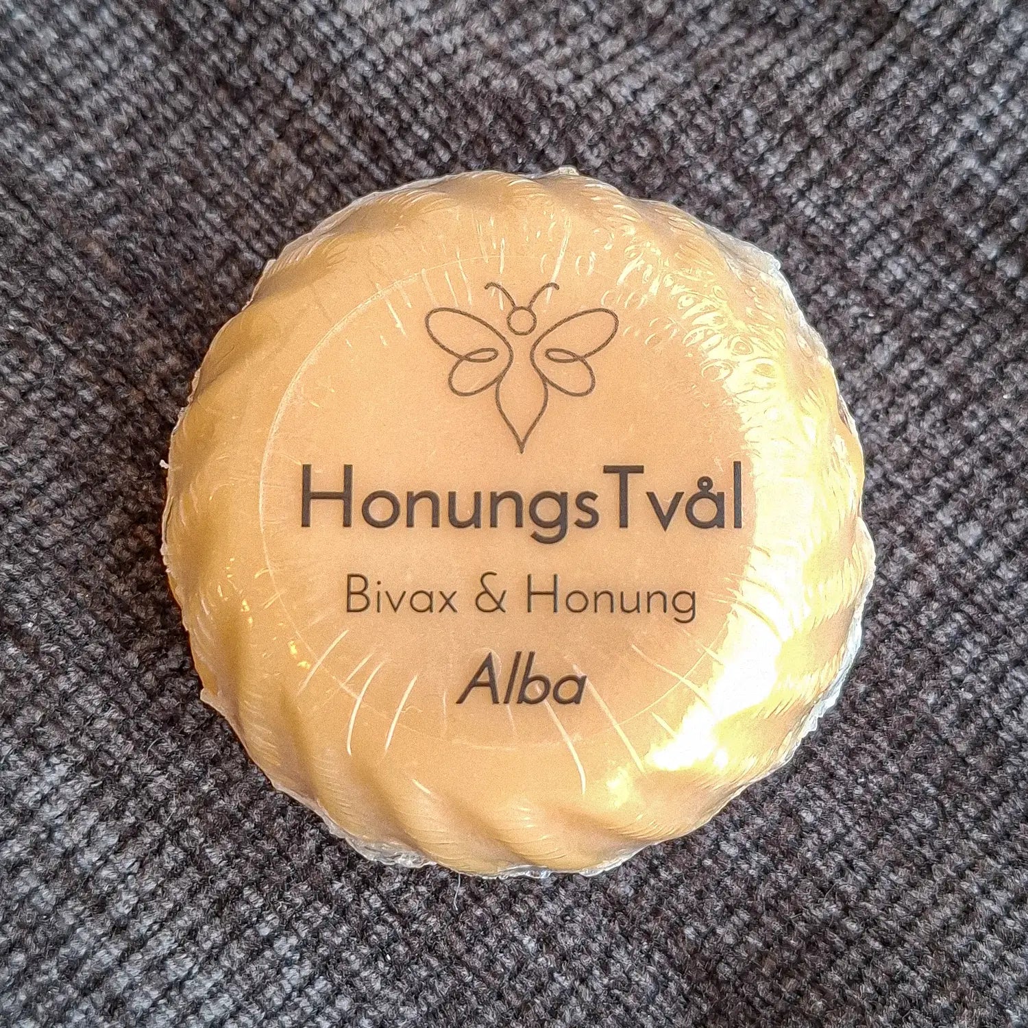 EneboBee HonungsTvål med Bivax, Alba, i  transparent förpackning.