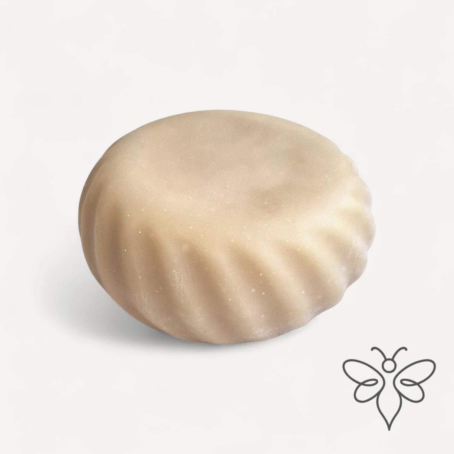 EneboBee HonungsTvål med Bivax – Alba – en cremevit rund handgjord tvål med vågig kant.