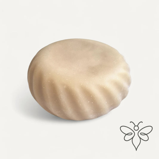 EneboBee HonungsTvål med Bivax – Alba – en cremevit rund handgjord tvål med vågig kant.