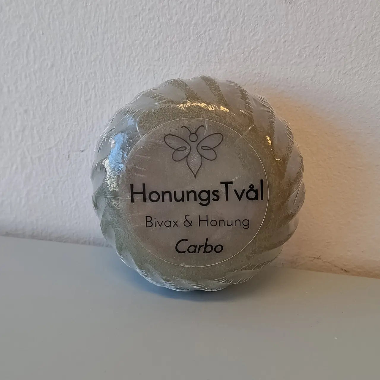 EneboBee HonungsTvål med Bivax, Carbo, i  transparent förpackning.