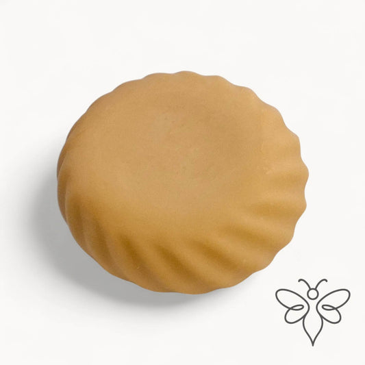 EneboBee HonungsTvål med Bivax – Lutea – en ljust cremegul rund handgjord tvål med vågig kant.