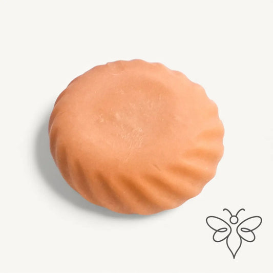 EneboBee HonungsTvål med Bivax – Rubra – en tegelröd rund handgjord tvål med vågig kant.