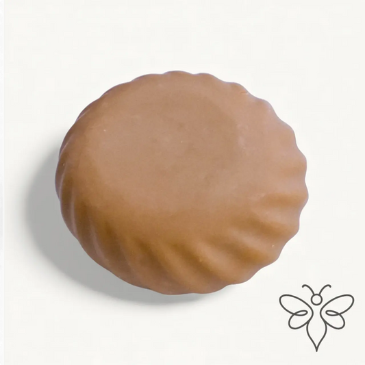 EneboBee HonungsTvål med Bivax – Terrra – en nougatbrun rund handgjord tvål med vågig kant.