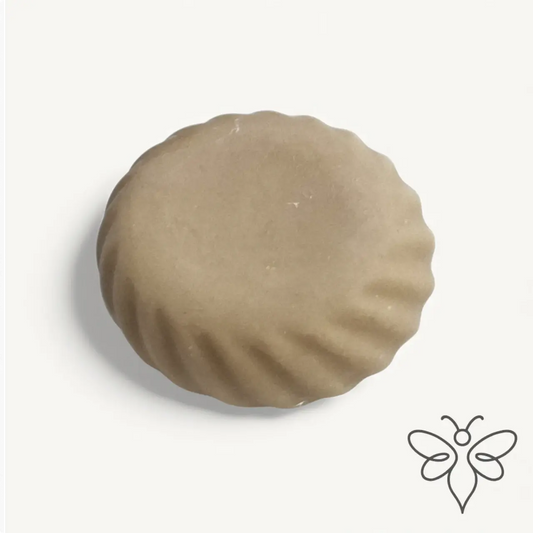 EneboBee HonungsTvål med Bivax – Verde – en olivgrön rund handgjord tvål med vågig kant.