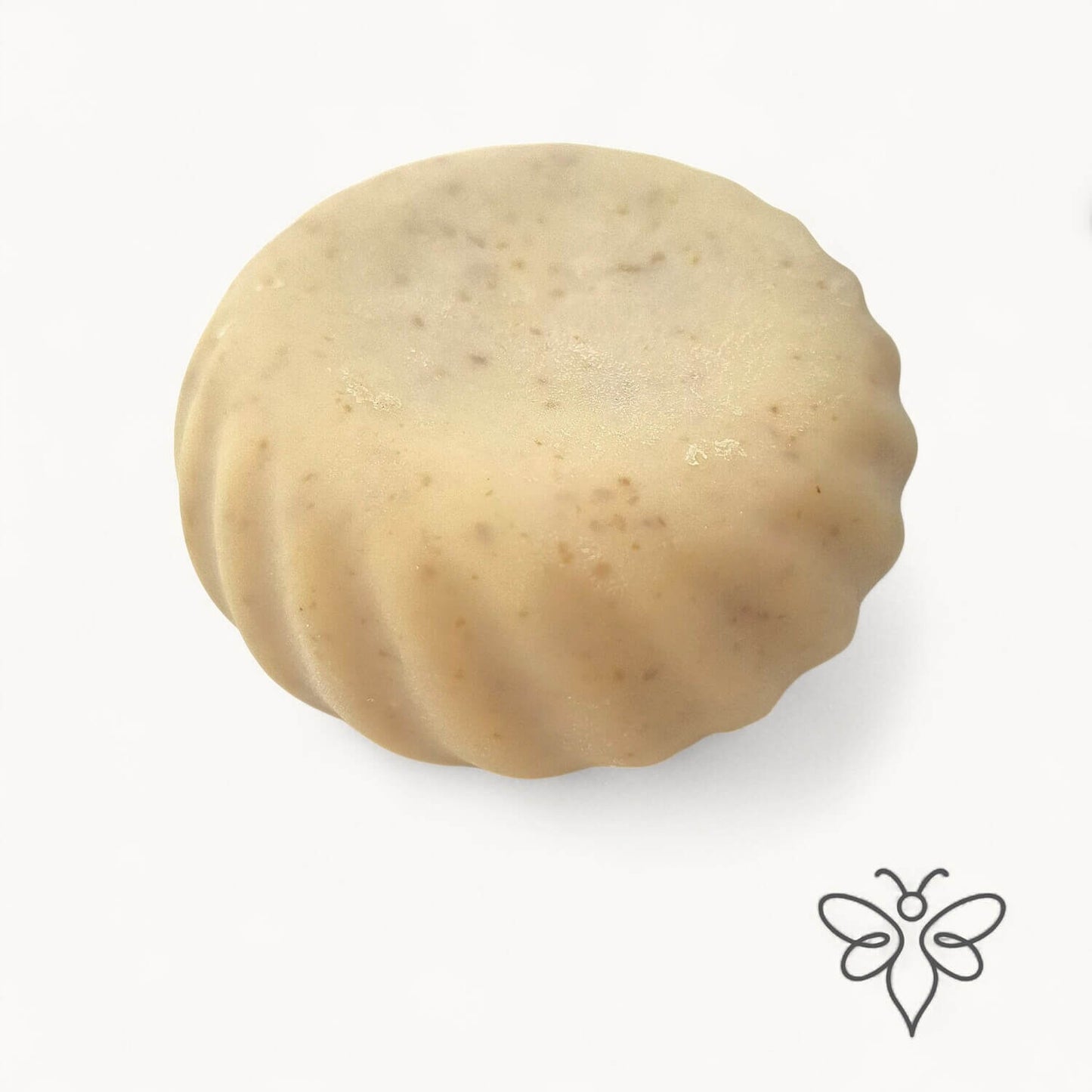 EneboBee honungstvål med getmjölk – en cremefärgad rund handgjord tvål med vågig kant.