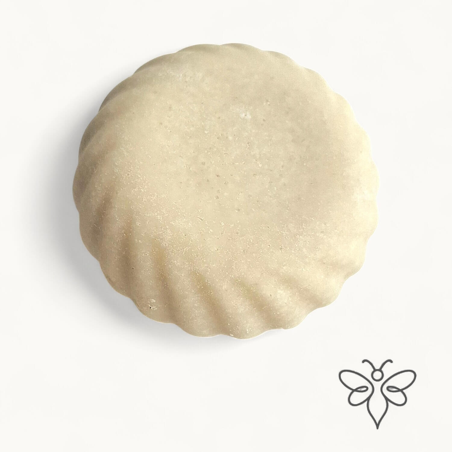 EneboBee honungstvål med havssalt – Alba – en cremevit rund handgjord tvål med vågig kant.