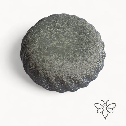 EneboBee honungstvål med havssalt – Carbo – en grå rund handgjord tvål med vågig kant.