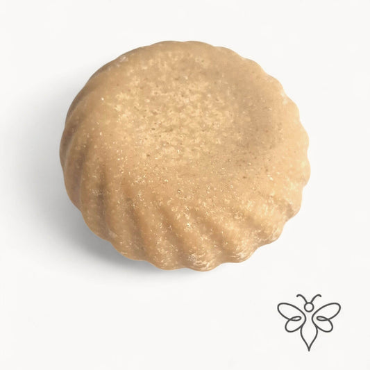 EneboBee honungstvål med havssalt – Lutea – en ljusgul rund handgjord tvål med vågig kant.