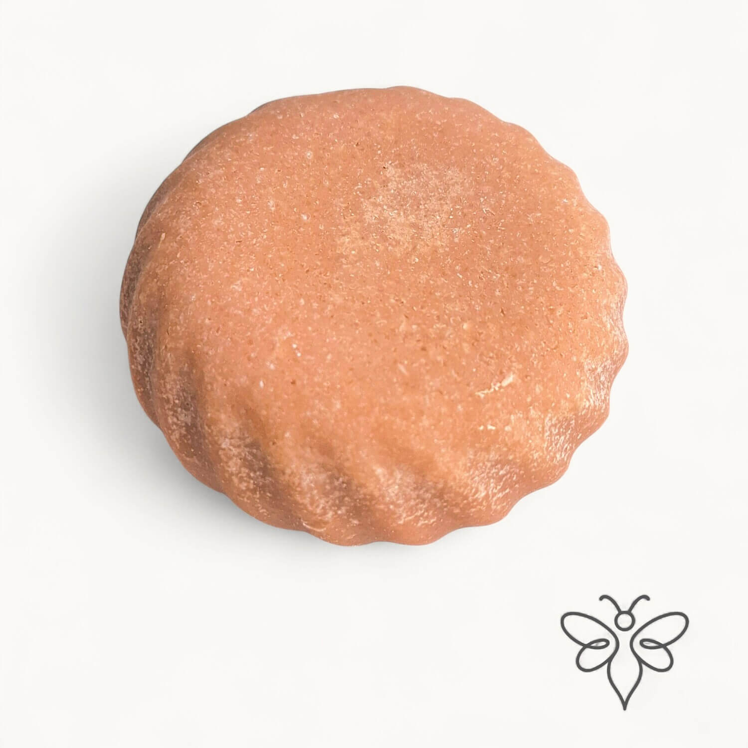 EneboBee honungstvål med havssalt – Rubra – en tegelröd rund handgjord tvål med vågig kant.