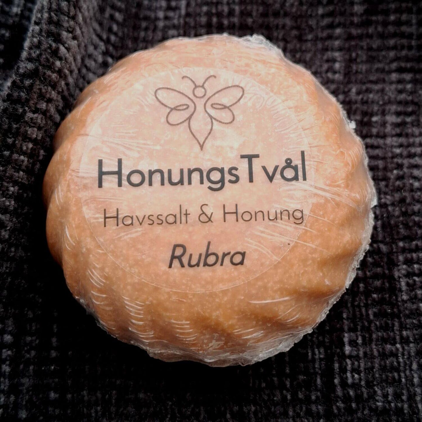 EneboBees HonungsTvål med havssalt i doften Rubra i sin förpacking.
