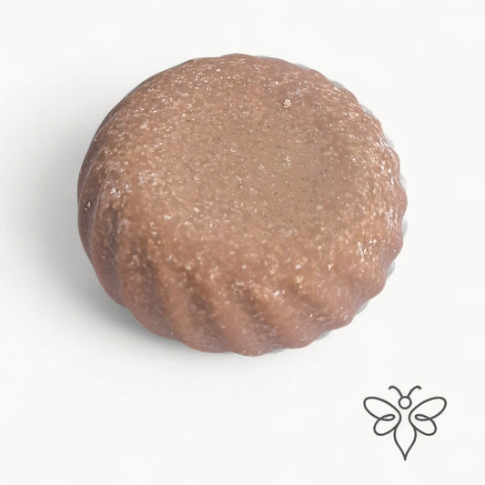 EneboBee honungstvål med havssalt – Terra – en ljusbrun rund handgjord tvål med vågig kant.