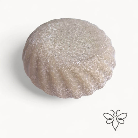 EneboBee honungstvål med havssalt – Verde – en ljust olivgrön rund handgjord tvål med vågig kant.