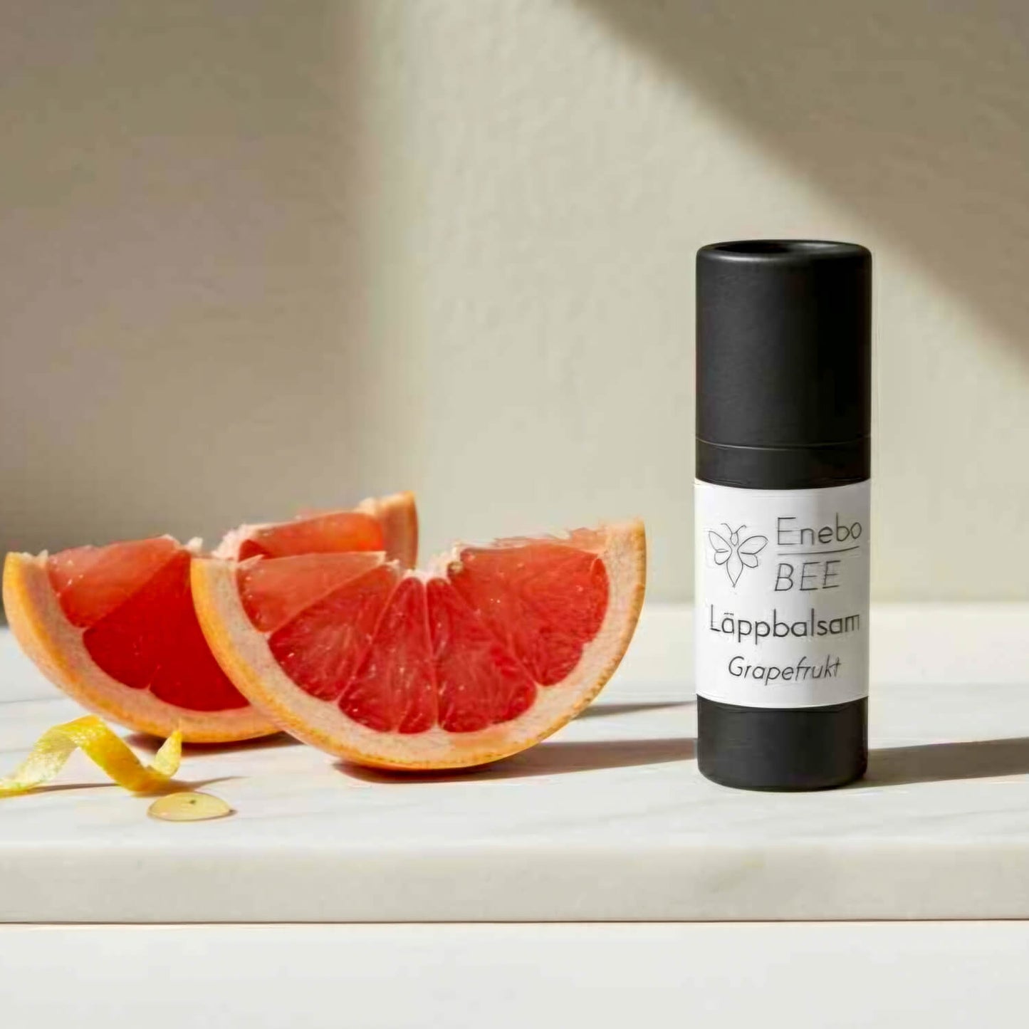 EneboBee läppbalsam Grapefrukt i papptub med färska grapefruktskivor.