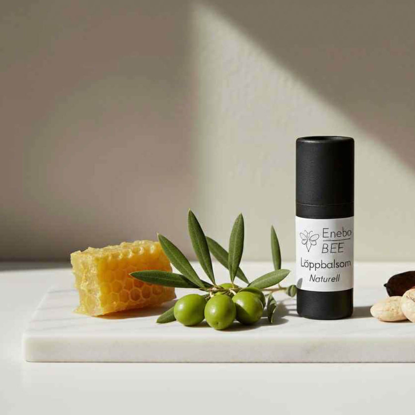 EneboBee läppbalsam Naturellt i papptub med bivax, oliver och naturliga råvaror.