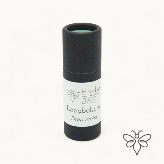 EneboBee läppbalsam Pepparmint i svart pappstift – naturligt och handgjort.