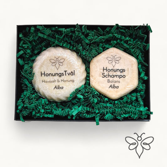 Presentkit, Alba, med honungstvål och schampokaka från EneboBee i svart ask med grönt fyllnadsmaterial.
