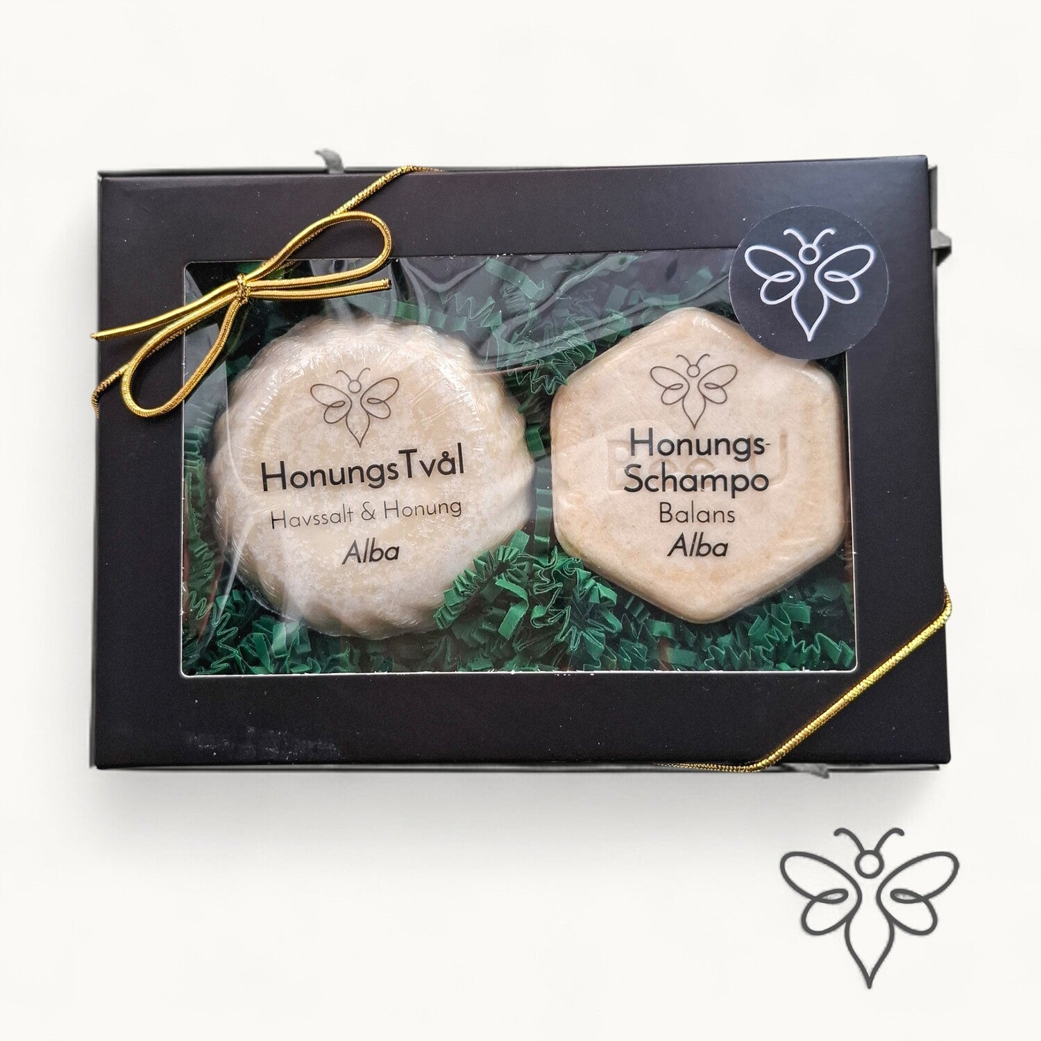 Stängd presentask, Alba, med honungstvål och schampokaka från EneoBee, svart ask med fönster och guldsnöre.