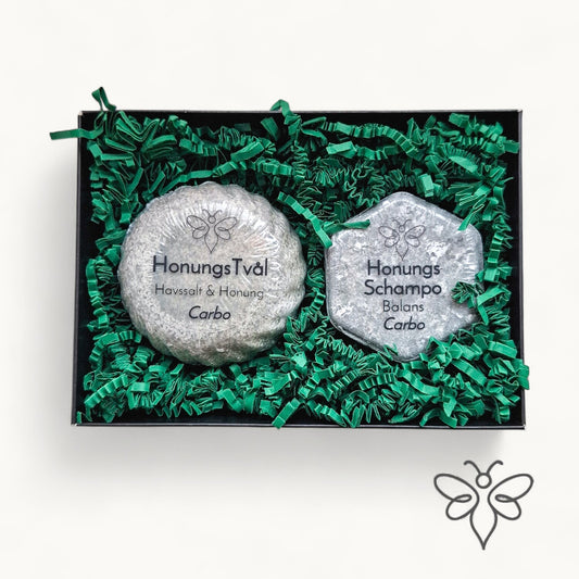 Presentkit, Carbo, med honungstvål och schampokaka från EneboBee i svart ask med grönt fyllnadsmaterial.