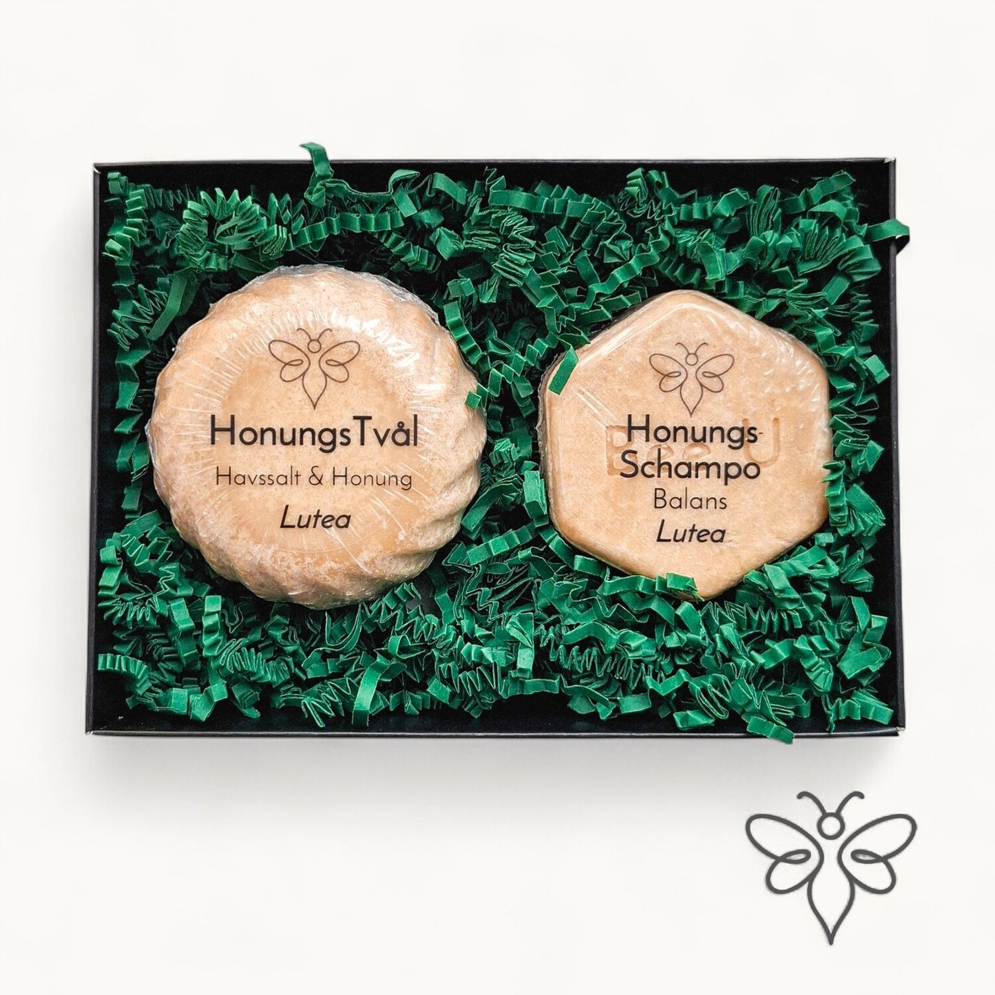 Presentkit, Lutea, med honungstvål och schampokaka från EneboBee i svart ask med grönt fyllnadsmaterial.