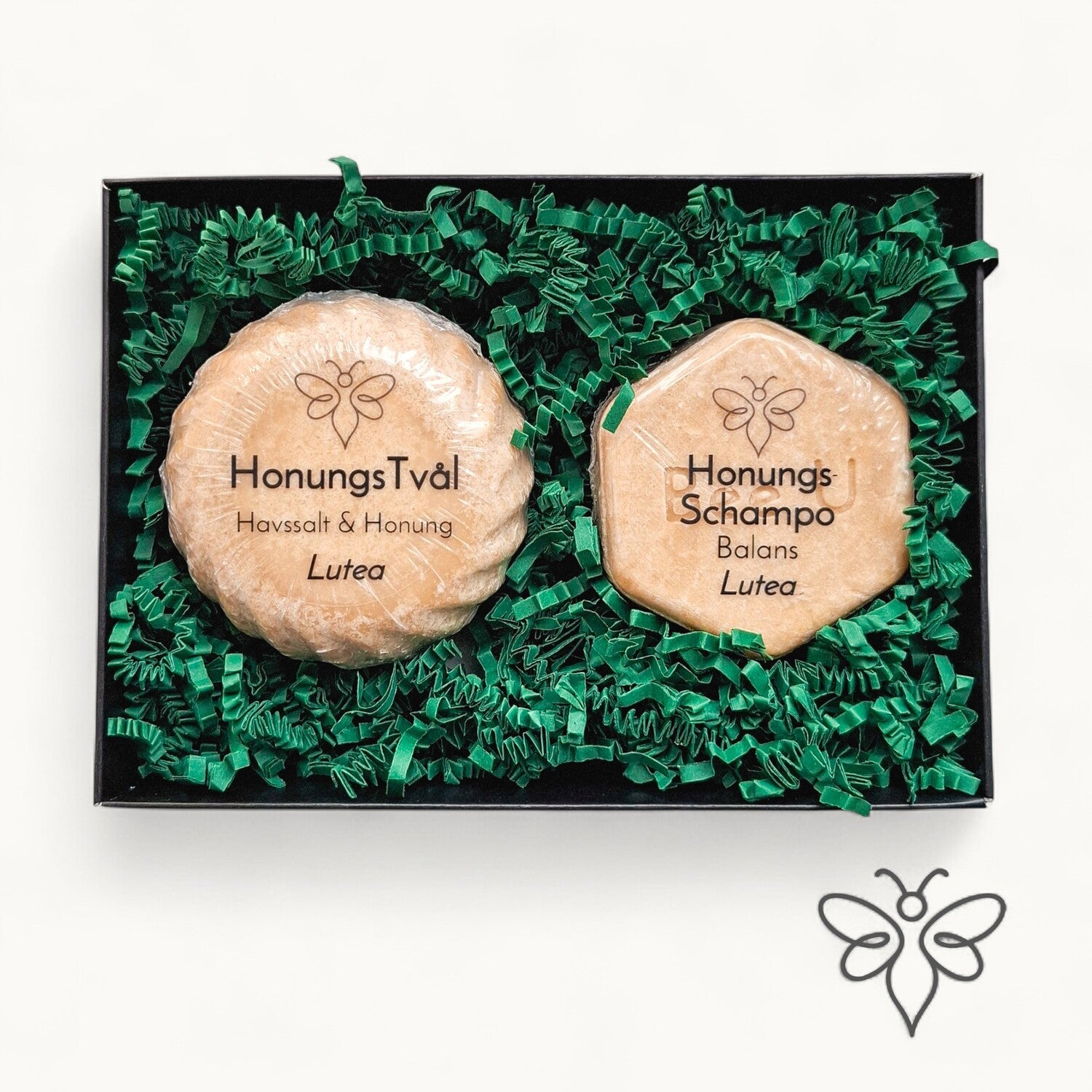 Presentkit, Lutea, med honungstvål och schampokaka från EneboBee i svart ask med grönt fyllnadsmaterial.