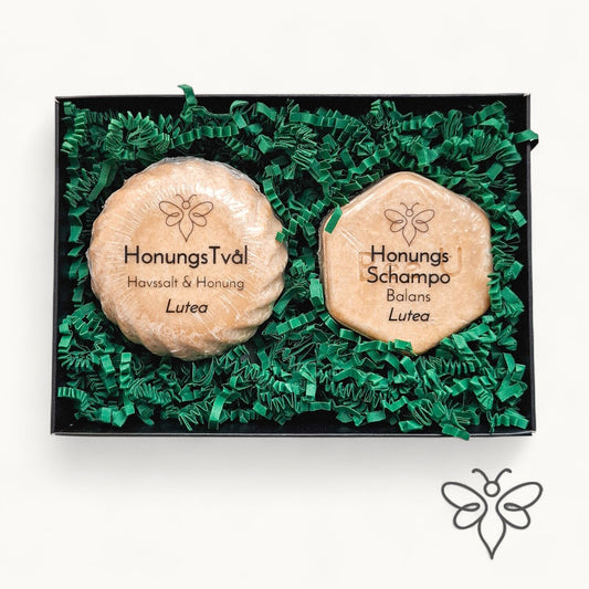 Presentkit, Lutea, med honungstvål och schampokaka från EneboBee i svart ask med grönt fyllnadsmaterial.