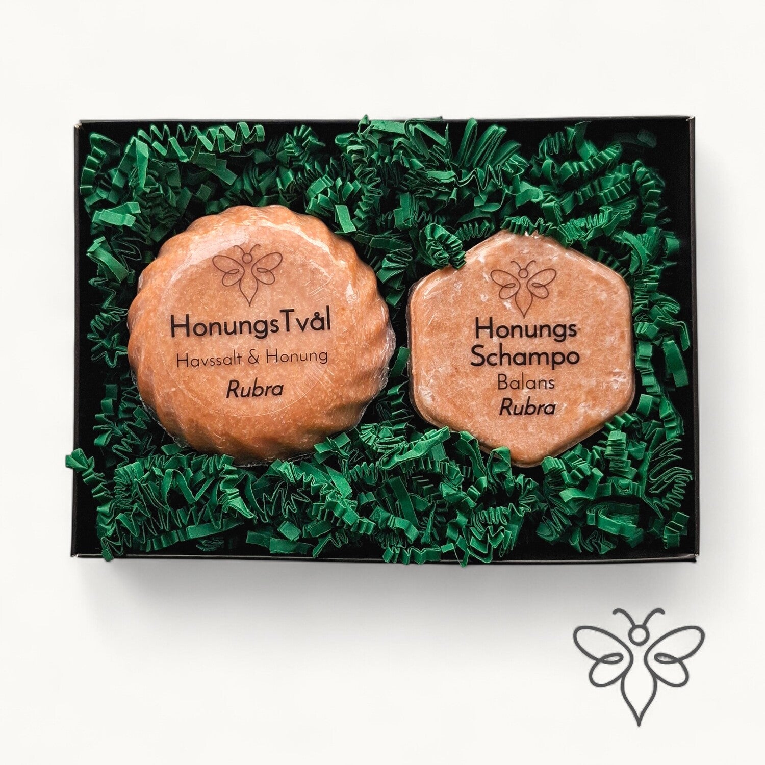 Presentkit, Rubra, med honungstvål och schampokaka från EneboBee i svart ask med grönt fyllnadsmaterial.