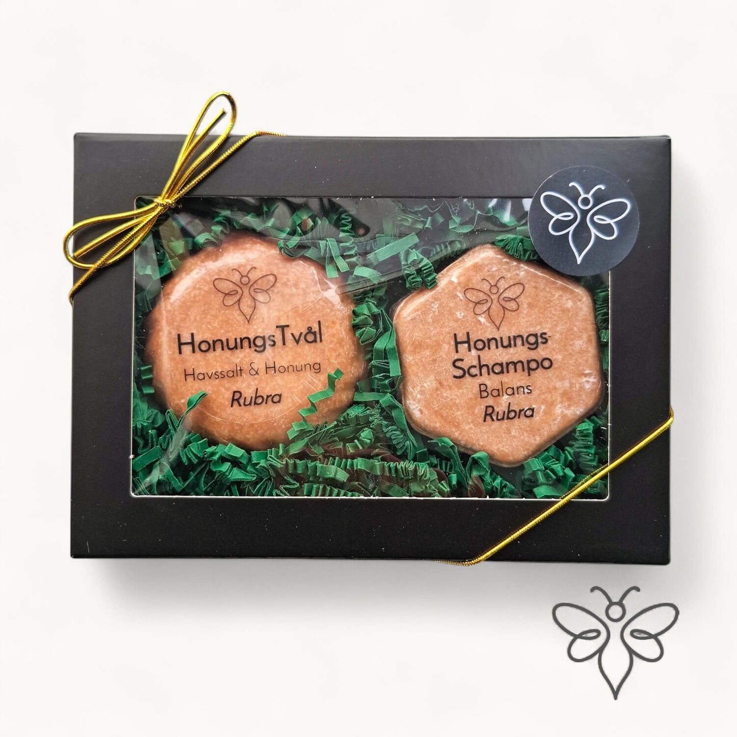Stängd presentask, Rubra, med honungstvål och schampokaka från EneoBee, svart ask med fönster och guldsnöre.