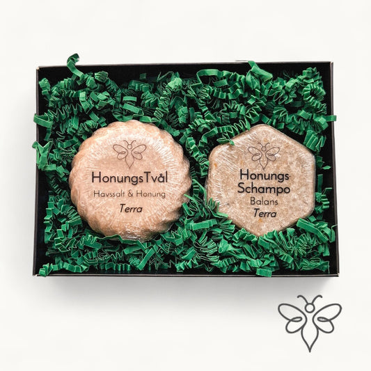 Presentkit, Terra, med honungstvål och schampokaka från EneboBee i svart ask med grönt fyllnadsmaterial.