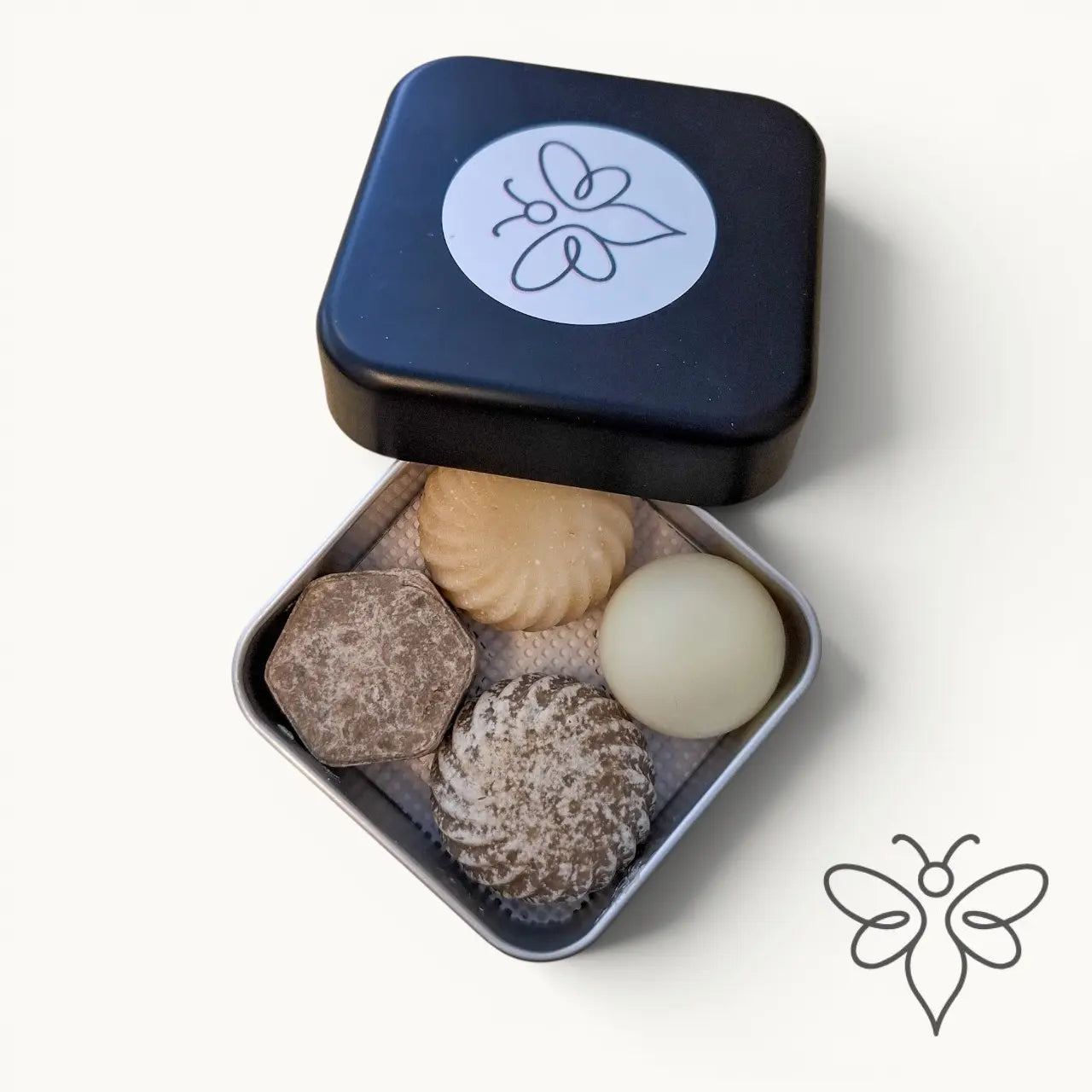 EneboBee resekit i svart reseetui med mini schampokaka, balsamkaka och tvålar i doften Terra.