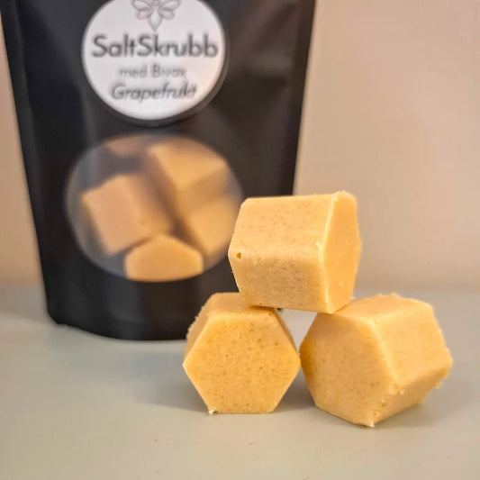 Närbild på EneboBee SaltSkrubb Grapefrukt – handgjorda exfolierande hexagonkuber med bivax och mintdoft.