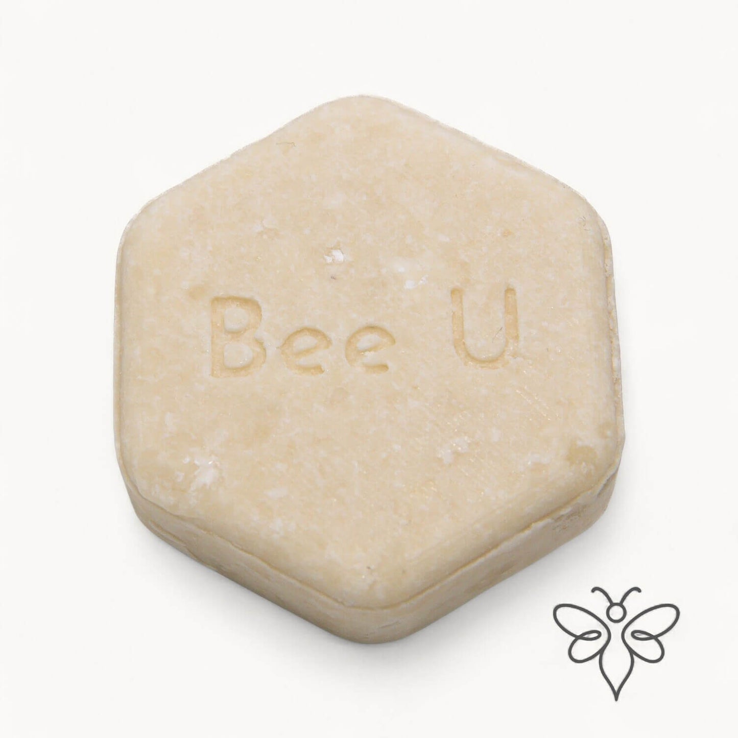 EneboBee schampokaka Balans Alba, handgjort honungsschampo, en cremevit melerad hexagon.