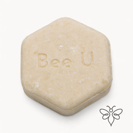 EneboBee schampokaka Balans Alba, handgjort honungsschampo, en cremevit melerad hexagon.