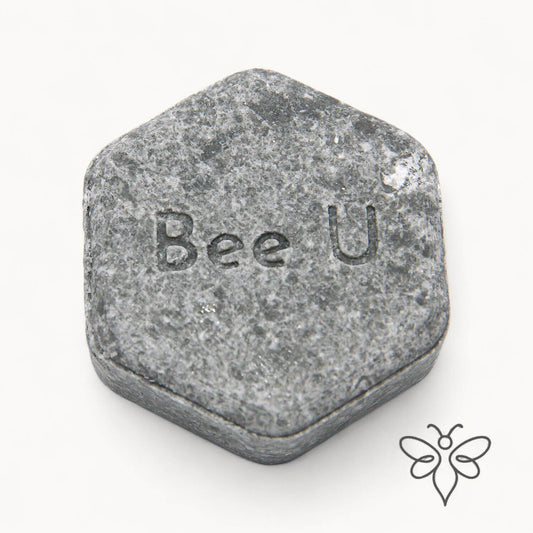 EneboBee schampokaka Balans Carob, handgjort honungsschampo, en gråmelerad hexagon.
